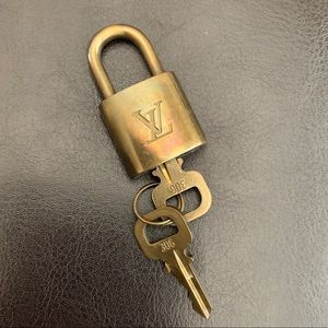 Pre-loved LV Lock & Key Set 306